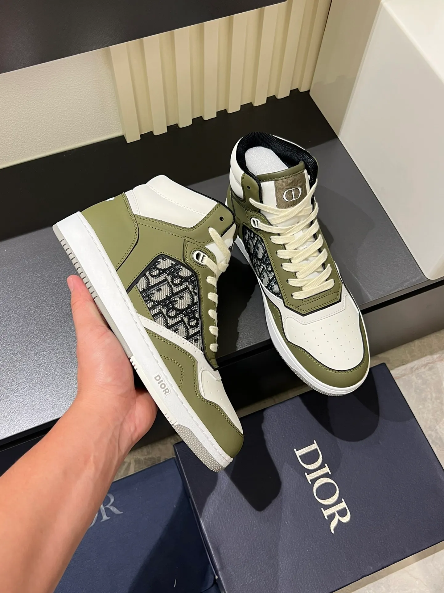 Men's shoes 💰p460 "Dio*" mid-top B27 casual sneakers. This B27 high-top sneaker is a new product in the series and continues Di*r's classic style. Crafted from gray and white smooth calf leather with beige and black Oblique print panels on the sides. The "CD Icon" shaped shoelace eyelets are clever and delicate, and the two-color rubber sole, rear collar and heel are all equipped with the brand's iconic details to enhance the style. Oblique printed straps at the ankle allow for an adjustable fit to complement the overall design. Fashionable and versatile, it can complement any look. Create an exquisite design with unique dynamic vitality and modern atmosphere, presented in low-top and high-top styles. This new must-have shoe adds a new dimension to Dior's archive heritage, embodying modern elegance. Purchase the original version and make it 1:1. If you need top quality, please come to me! Male 38-44!